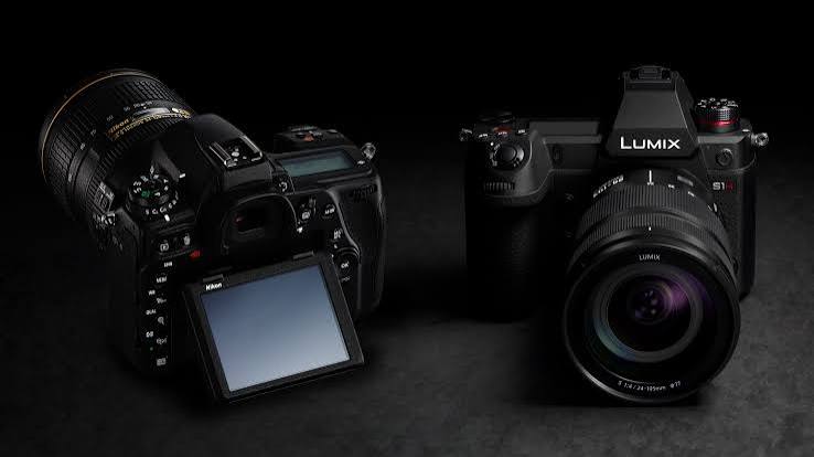 Mirrorless camera with lenses